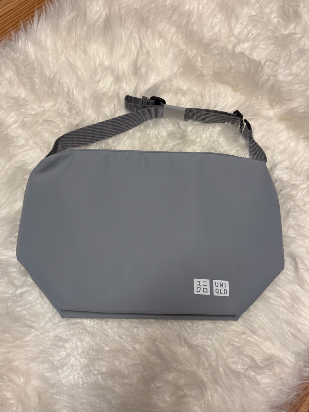 Uniqlo Men’s Gray Insulated Bag with Minimal Logo